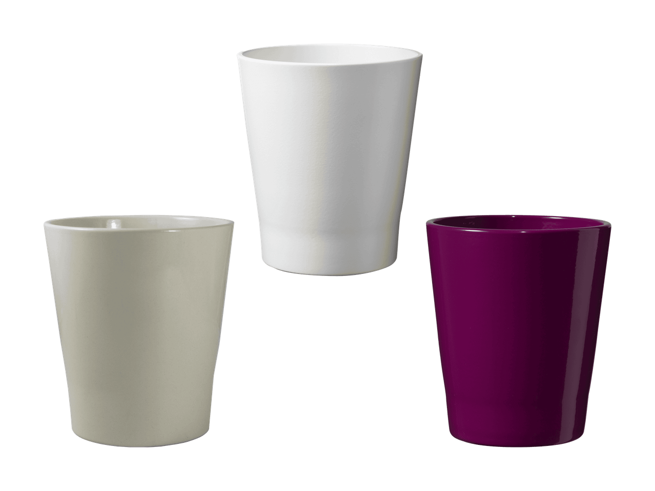 Trois gobelets colorés : un blanc, un beige et un violet sur fond noir.