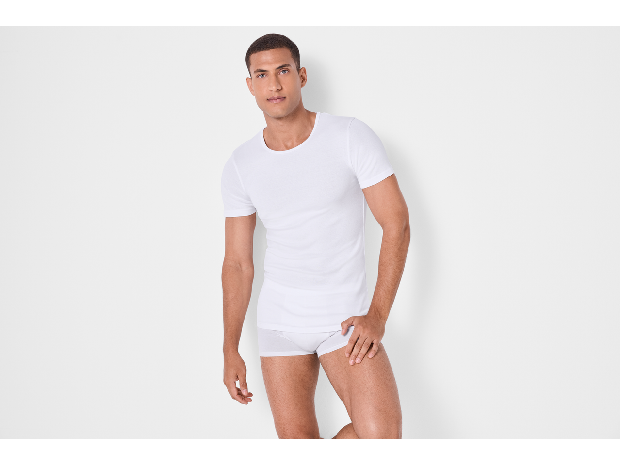 Muškarac u beloj ESMARA MEN rebrastoj majici i donjem vešu