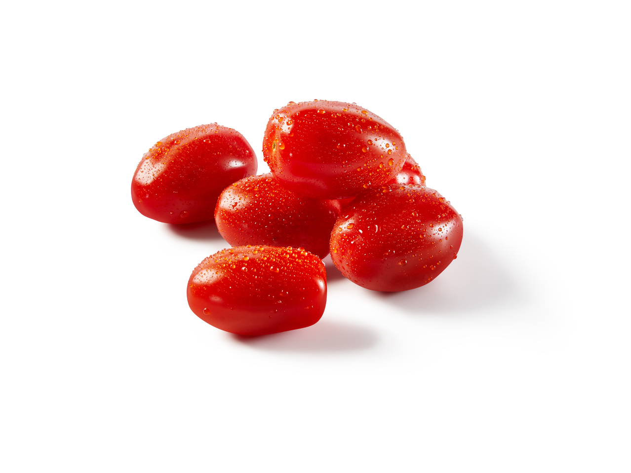 Tomates cereja frescos com gotas de água sobre fundo branco