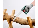 Persoană care taie un trunchi de copac cu un fierăstrău de mână Parkside® pe un capră de tăiat lemne.