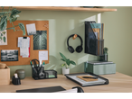 Organisierter Schreibtisch mit Crelando® Schreibtisch-Organizern, Kopfhörern, Pflanzen und Korktafel.