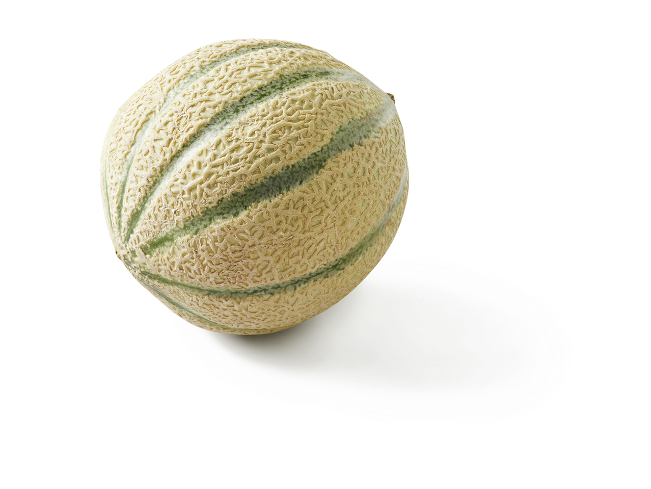 Un melon cantaloup entier avec une peau texturée et des rayures vertes, sur fond noir.