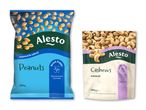 To poser nødder: saltede peanuts og naturlige cashewnødder, begge med ernæringsoplysninger.
