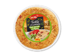 Spansk tortilla med peberfrugter i en hvid skål, med etiket der viser en skive af tortillaen.
