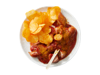 Currywurst met chips en saus, bestrooid met kerriepoeder.
