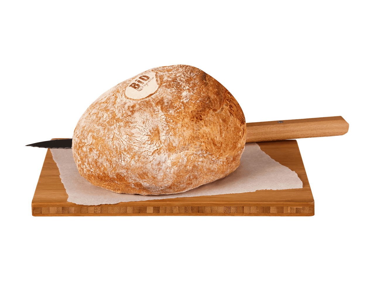 Pane rustico su tagliere di legno con coltello, etichetta 'Bio'.