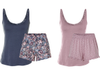 Två dam-pyjamasuppsättningar: en mörkblå med blommiga shorts och en puderrosa med prickiga shorts.