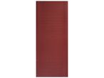 Tapis de yoga rouge avec un motif géométrique répétitif.