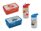 Zwei Brotboxen und zwei Trinkflaschen mit kindgerechtem Design.