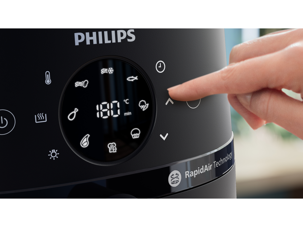 Must õhufritüür digitaalse ekraaniga, mis näitab 180°C ja toiduikoone.