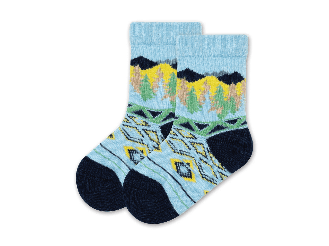 Zwei blaue Socken mit Berg- und Waldmuster