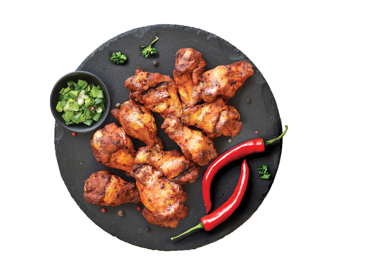 GRILL vištienos sparnelių peteliai BBQ marinate, patiekiami ant juodos lėkštės su svogūnų laiškais ir aitriosiomis paprikomis.