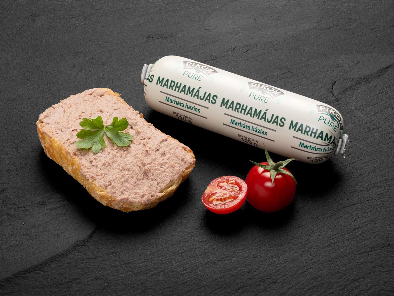 Májkrém kenyéren petrezselyemmel, paradicsommal és májkrém csomagolással.