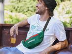 Мъж облечен с бяла тениска и зелена чанта за кръста Parkside®.