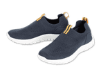 Ein Paar dunkelblaue Slip-On-Sneaker mit weißen Sohlen und orangefarbenen Akzenten.