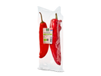 Bio puntpaprika: Twee rode paprika's in plastic verpakking.
