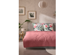 Colcha LIVARNO rosa com almofadas florais num quarto moderno.