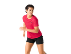 Žena u crvenoj sportskoj majici i crnom šortsu, spremna za trčanje.