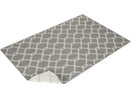 Sivi tepih s geometrijskim uzorkom.