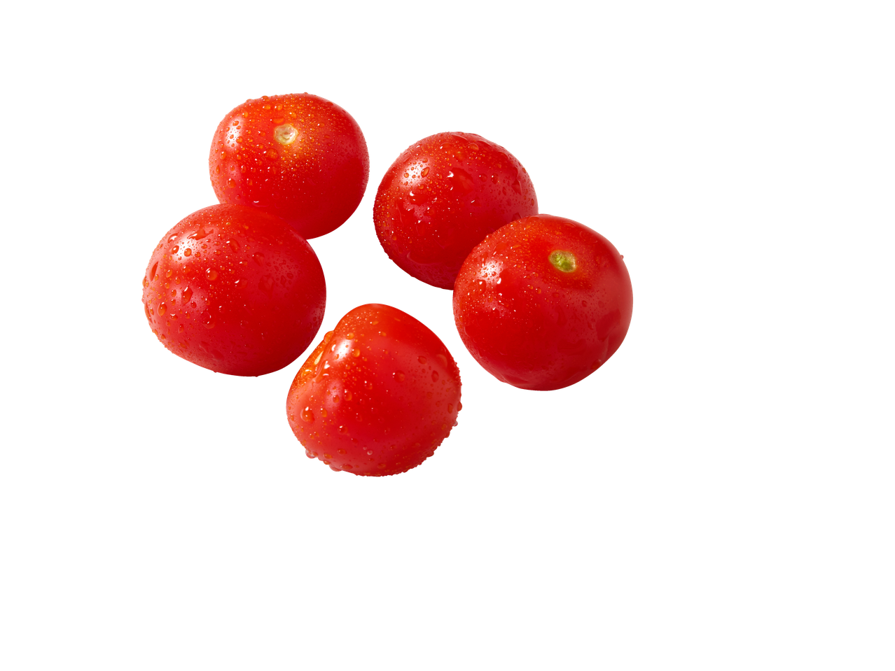Cinco tomates cereja vermelhos com gotas de água sobre um fundo preto.