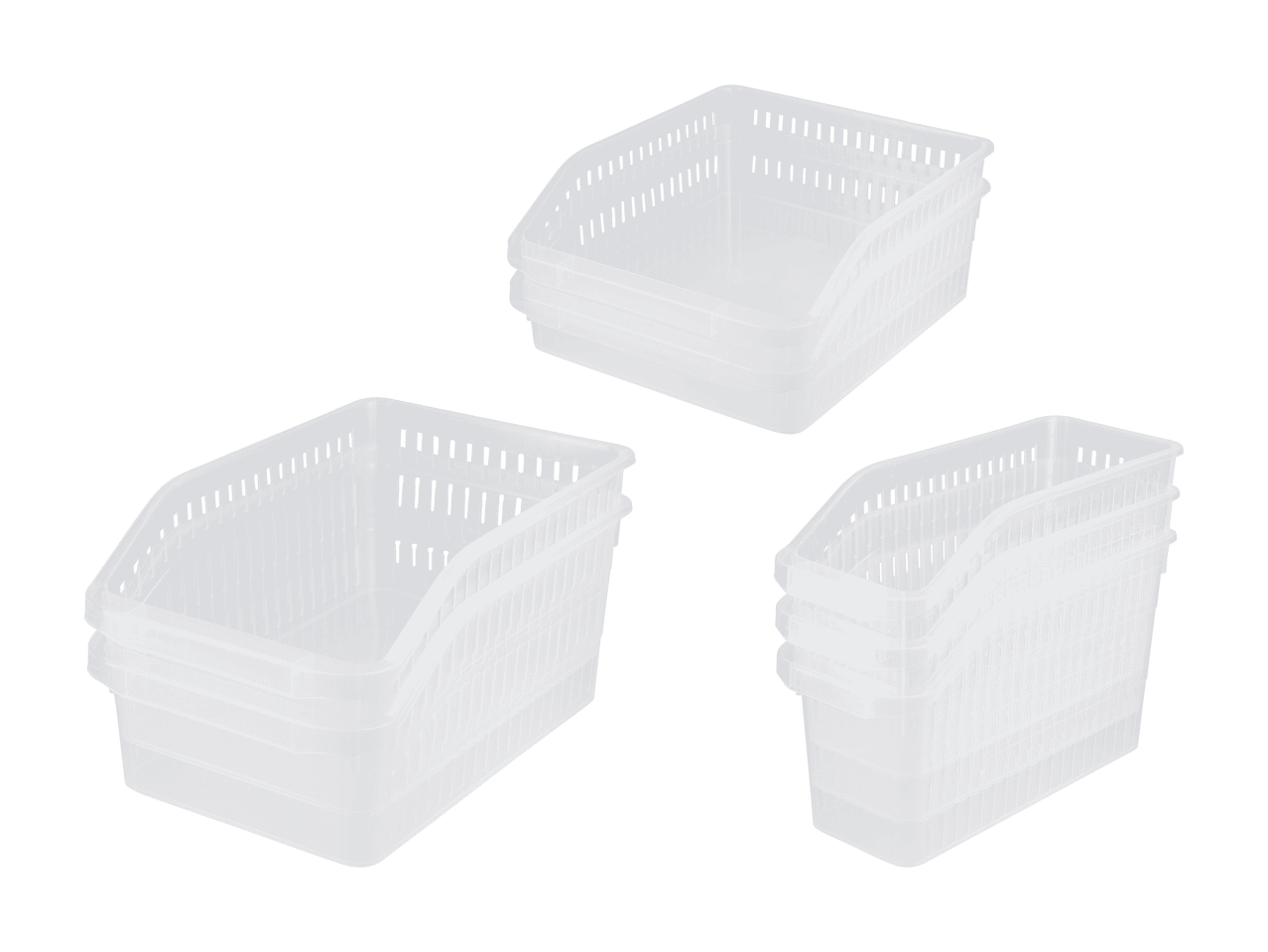 Drei Stapel weißer, durchsichtiger Kunststoffkörbe mit Schlitzen auf schwarzem Hintergrund.