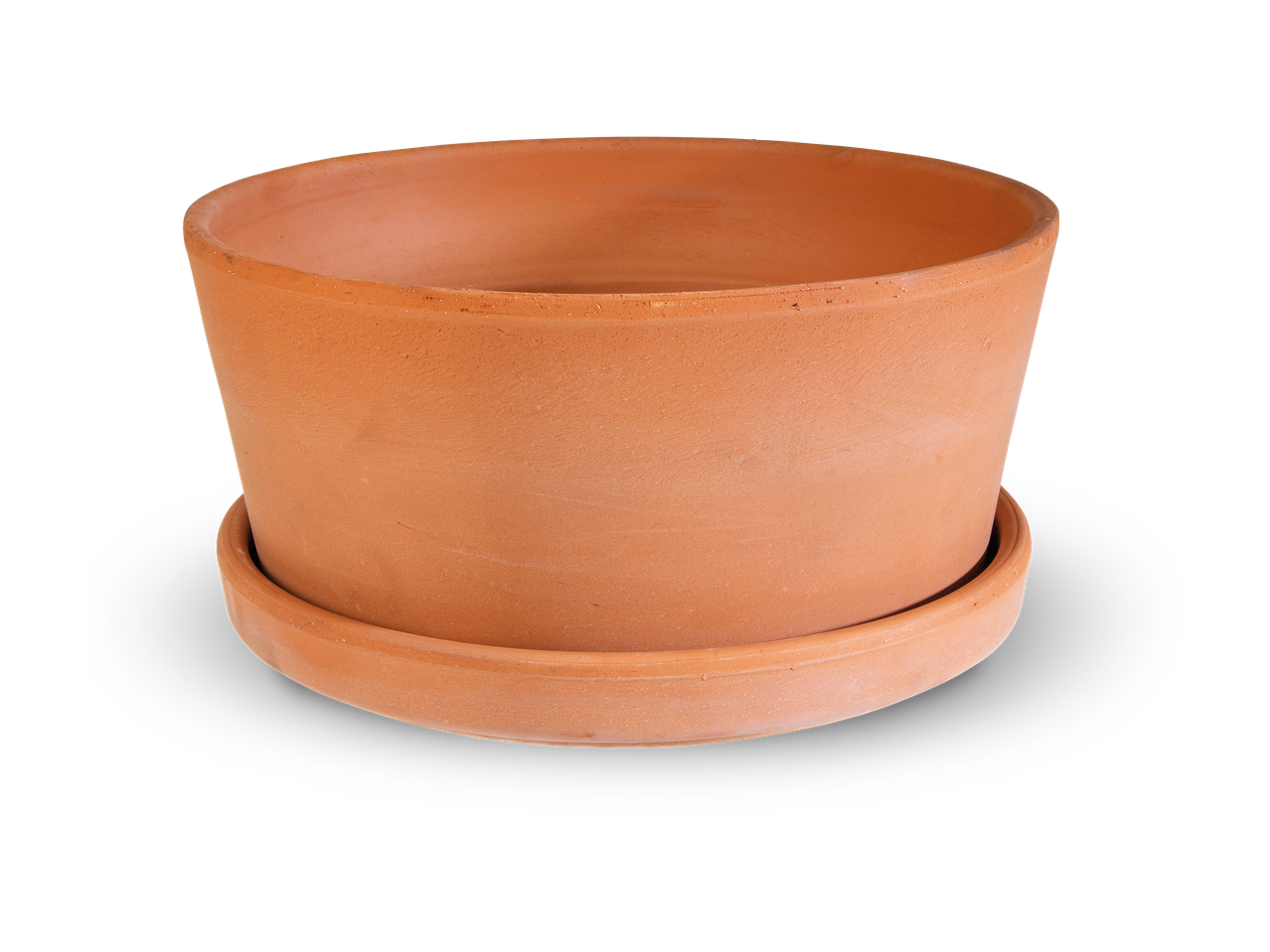 Terracotta bloempot met schotel op een zwarte achtergrond.