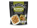 Een verpakking granola met noten en zaden, honing en een kom yoghurt.