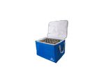 Borsa frigo blu Crivit con bottiglie all'interno e coperchio aperto.
