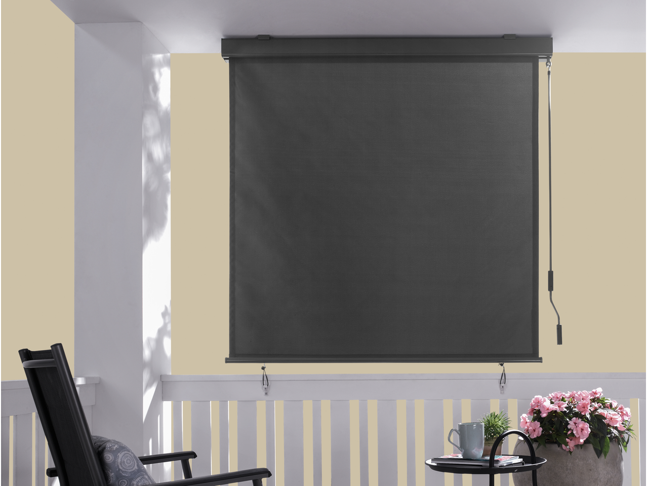 LIVARNO vertikalna tenda na balkonu sa stolicom i cvećem.