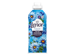Fles wasverzachter met blauwe bloemen en de tekst '24H DE FRAÎCHEUR LONGUE DURÉE'.