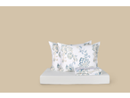 Conjunto de roupa de cama em cetim de algodão com padrão floral azul e bege.