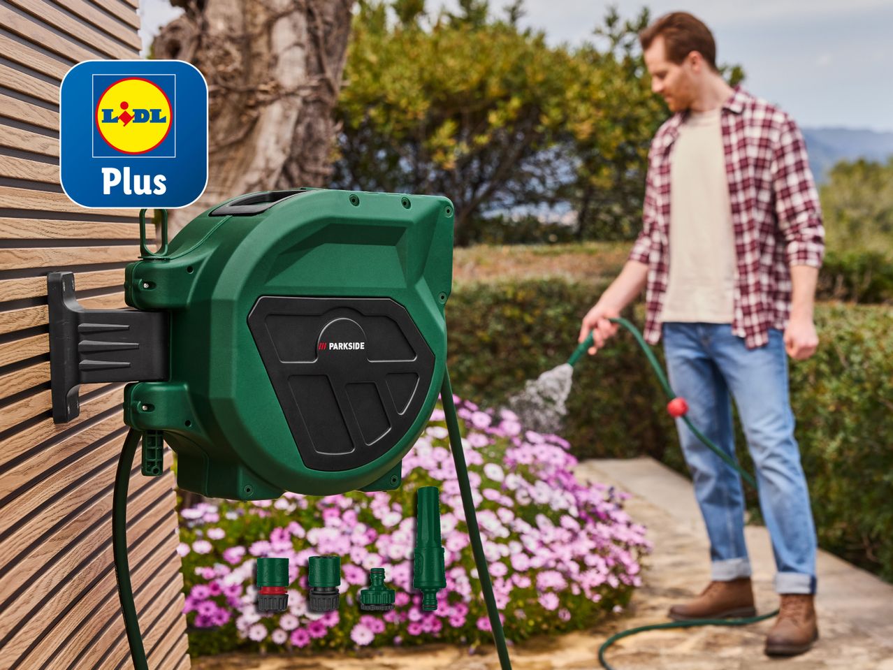 Ein Mann bewässert seine Blumen mit einem Lidl Plus Gartenschlauchhalter.