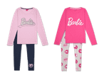 Zwei Barbie Schlafanzüge: ein hellrosa Oberteil mit dunkelblauen Leggings und ein pinkfarbenes Oberteil mit grau-melierten Leggings mit Barbie-Motiv.