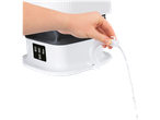 Mini máquina de lavar CLEANMAXX com mão a drenar água, com botões de controlo.