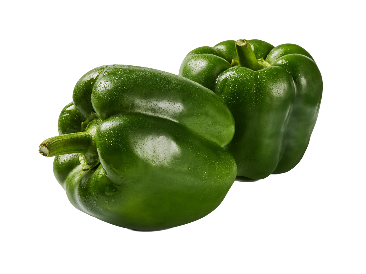 Dois pimentos verdes frescos com gotas de água sobre um fundo preto.