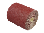 Csiszolópapír tekercs, piros színű, fekete háttér előtt.