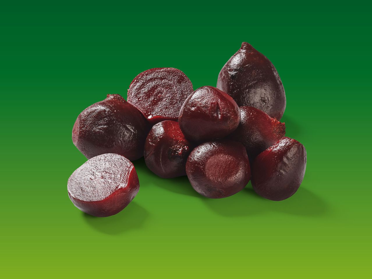 Gekochte Rote Bete, geschnitten und ganz.