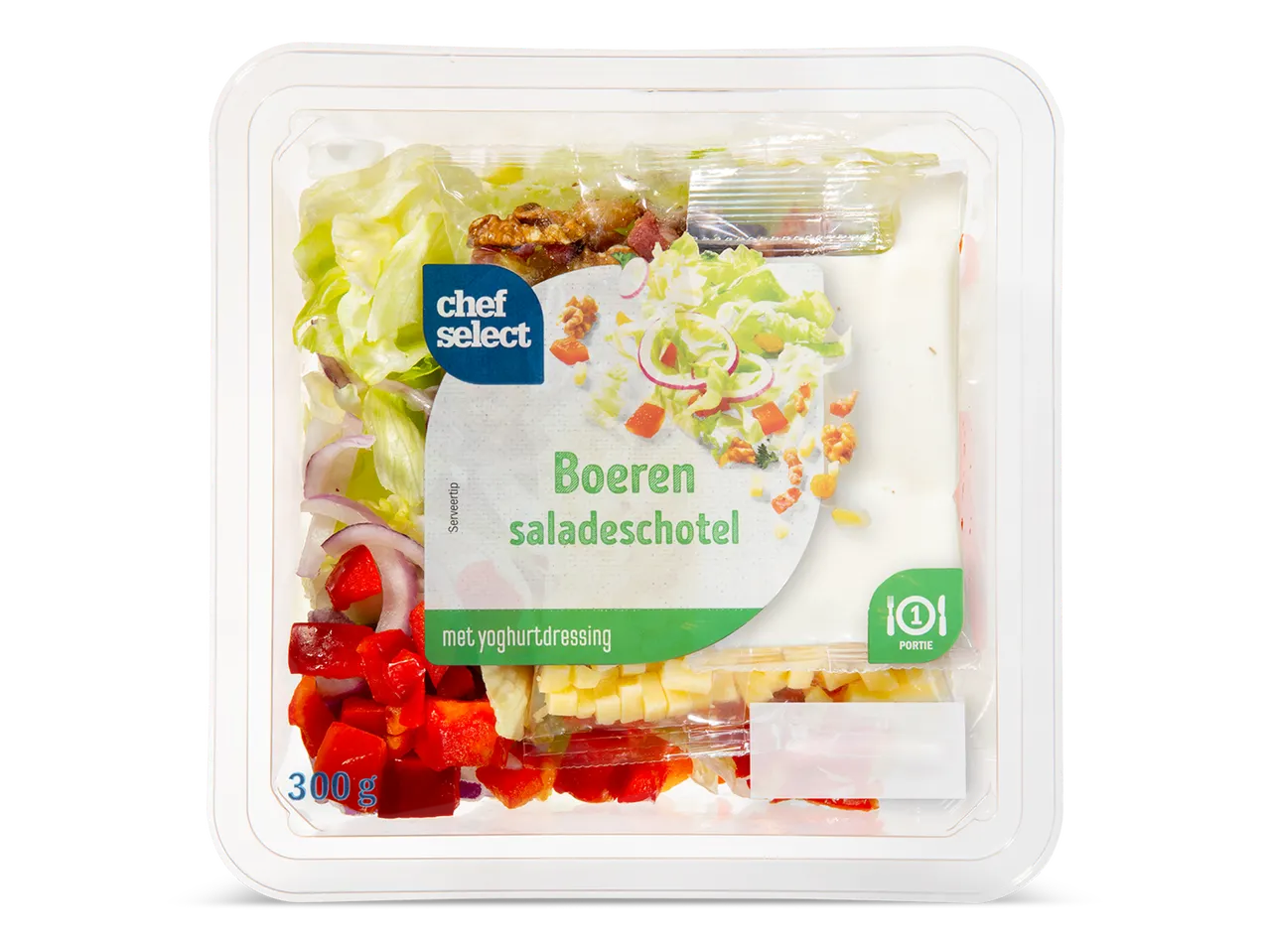 Een salade met sla, paprika, ui, kaasblokjes, walnoten en yoghurtdressing in een plastic verpakking.