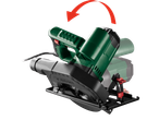 Serra circular manual verde com uma seta vermelha curva indicando movimento