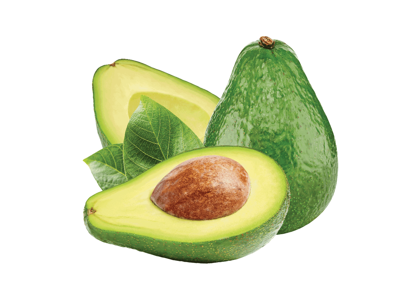 Švieži avokadai su lapais, vienas sveikas ir du perpjauti pusiau su kauliukais.