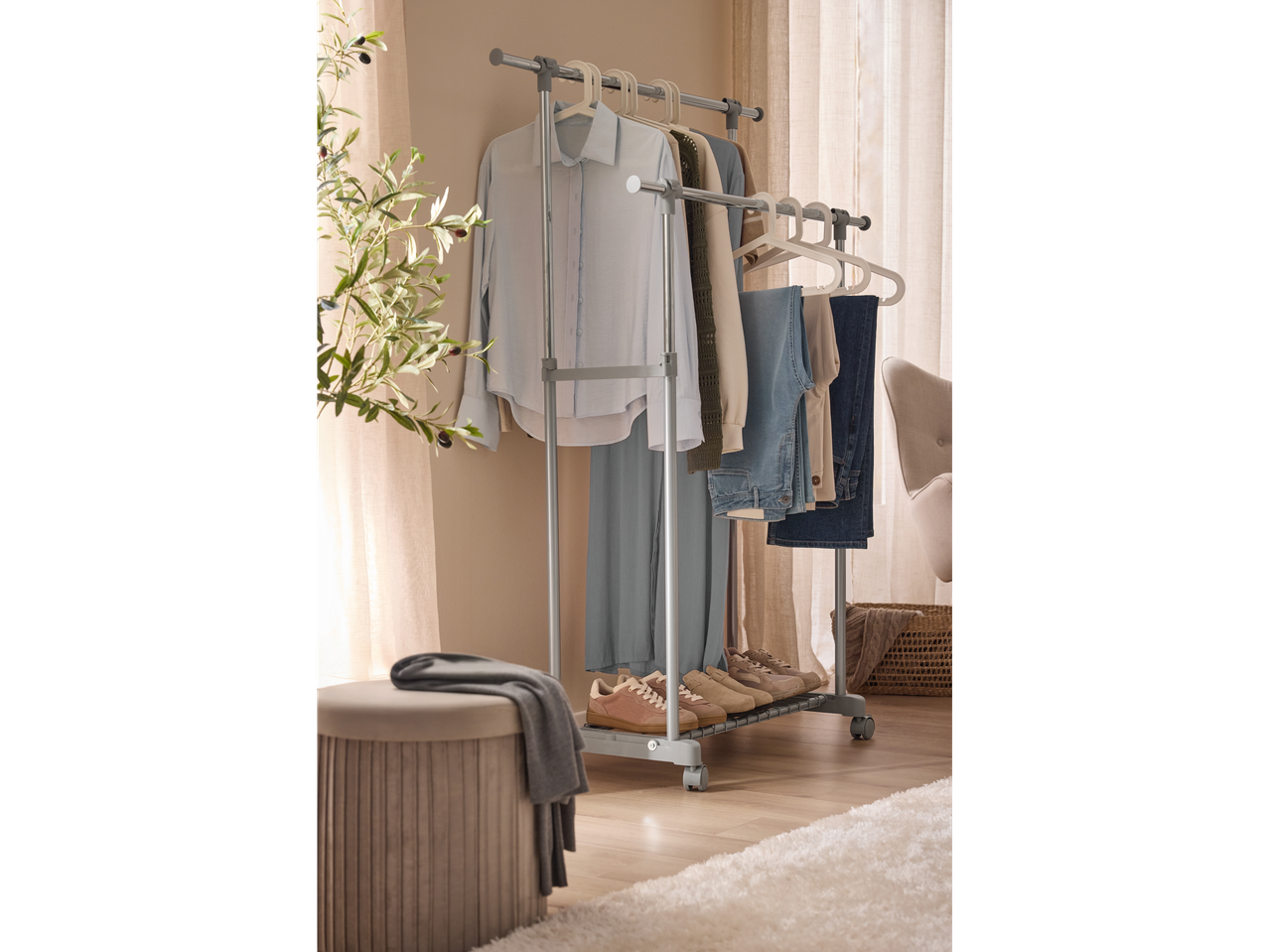 LIVARNO Suport haine cu îmbrăcăminte, pantofi și decorațiuni într-o cameră.