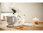 Impastatrice planetaria SILVERCREST® color crema con ciotola e ingredienti da forno su tavolo di legno.