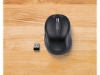 Șoarece wireless TRONIC cu receptor USB pe o suprafață din lemn.