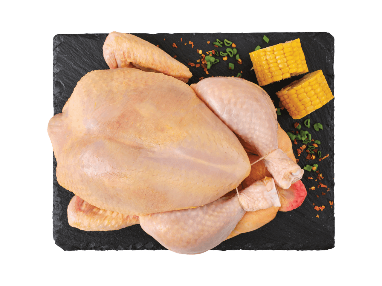 Toores terve kana maisitõlvikutega mustal kivil.