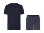 Dunkelblaues Herren-Pyjama-Set mit Hemd und gestreiften Boxershorts.