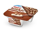 Yoghurt met chocoladeballetjes, met een lepel vol yoghurt en balletjes.