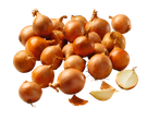 Uma pilha de cebolas castanho-douradas, algumas inteiras, uma cortada ao meio.