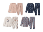 Vier Sets Kinderpyjamas mit Tiermotiven, Traktoren und Blumenmustern.