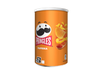 Een bus Pringles Paprika chips op een zwarte achtergrond.