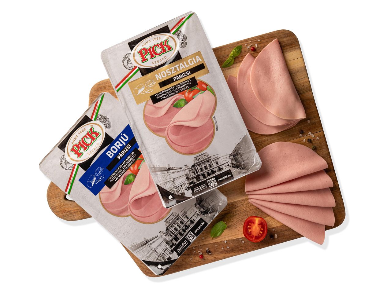 Két csomag Pick párizsi szeletelve, egy fa vágódeszkán, paradicsommal és fűszerekkel.